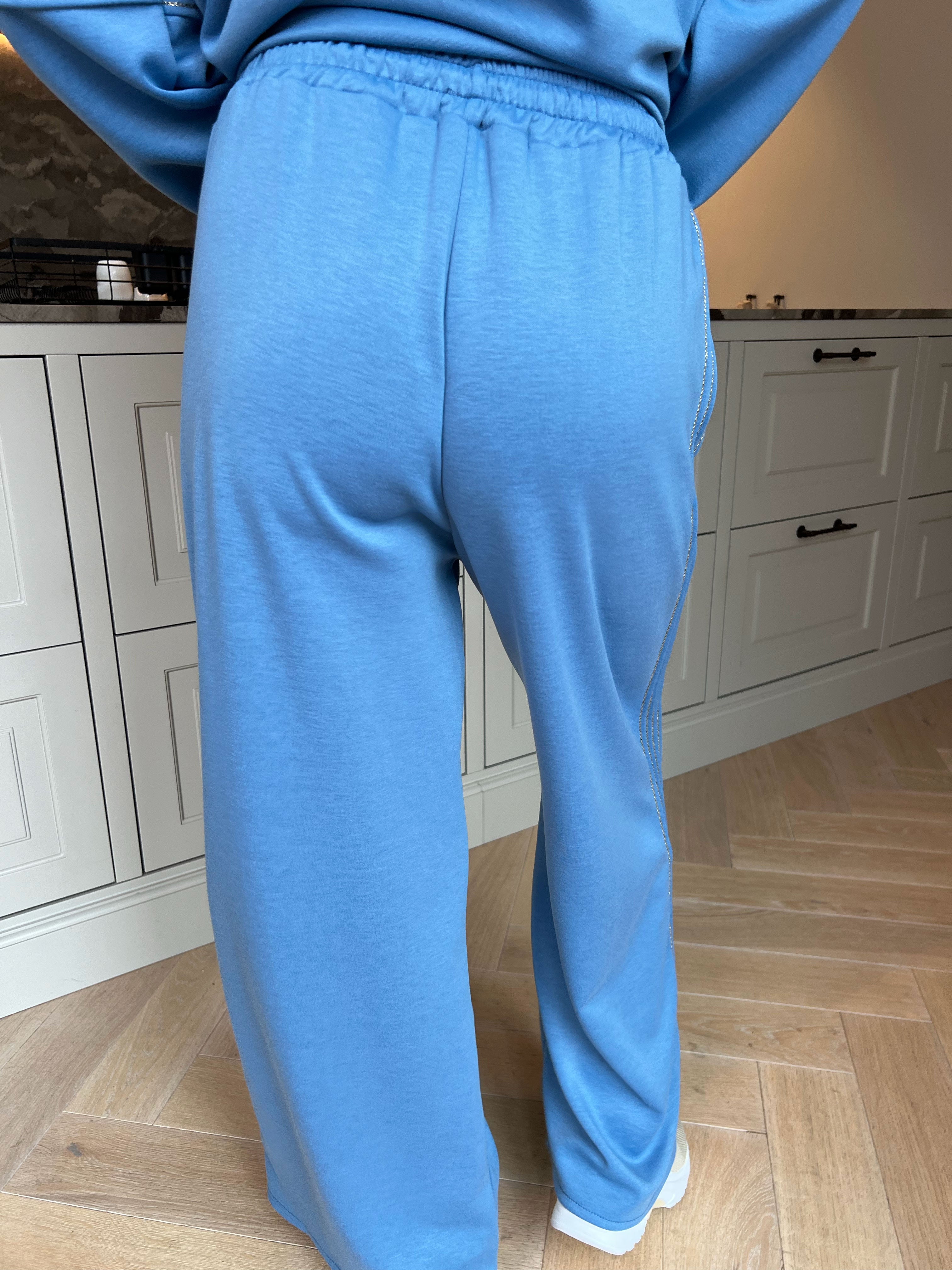 Dream – Mjukt plus size träningsoverallset i viskos med eleganta gulddetaljer